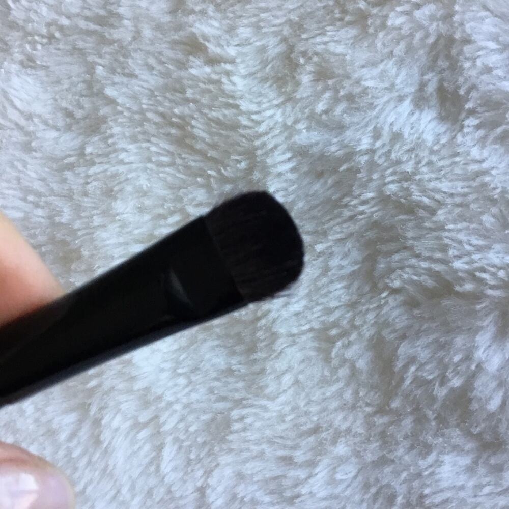 Le Métier de Beauté Large Shadow 05 Brush - Picture 13 of 14